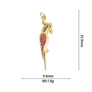 Detalle de colgante de loro con piedras rosas, dimensiones 35,9mm por 9,4mm y peso de 1,8g