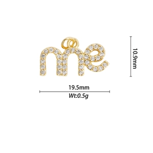 Vue détaillée du pendentif me en cuivre micro-pavé avec dimensions de taille et poids