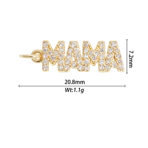 Vue macro du pendentif lettre MAMA doré avec zircons blancs micro-pavés brillants