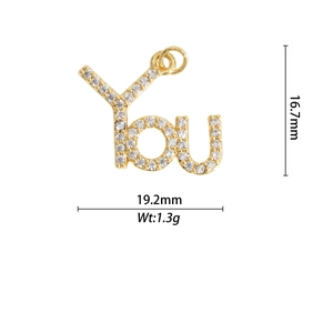 Pendentif lettre you en or avec zircons micro-pavés montrant 19,2mm sur 16,7mm