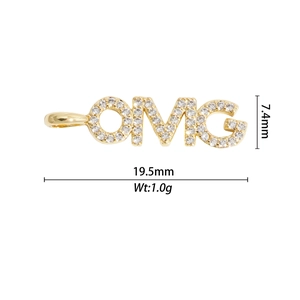 Détail du pendentif OMG doré avec zircons, dimensions 7,4mm par 19,5mm et poids 1,0g