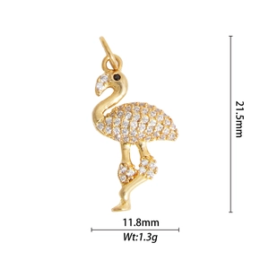 Detalle de colgante flamenco dorado con circonitas y medidas precisas del accesorio