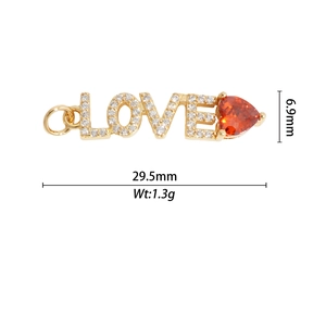 Vue détaillée du pendentif LOVE doré avec micro-zircons et pierre précieuse en cœur rouge