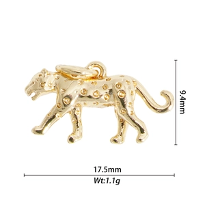 Vista macro del dije de leopardo dorado con textura de puntos y medidas 9,4mm por 17,5mm