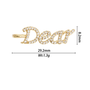 Vue détaillée du pendentif lettre Dear doré avec micro-pavage de pierres et dimensions
