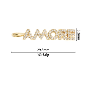 Détail macro du pendentif lettre AMORE plaqué or avec pavé de zircons blancs