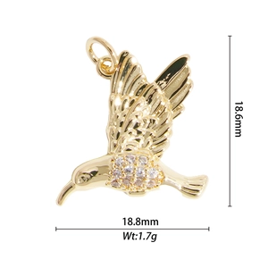 Detalle del colgante colibrí con medidas de 18,6mm, circonitas engastadas y peso