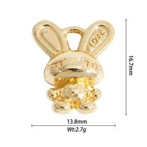 Detalle que muestra las medidas de un colgante de conejo dorado con grabado LOVE y circonitas