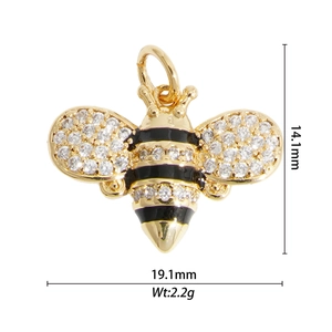 Detalle macro de un colgante de abeja dorada con circonitas y esmalte, 14,1x19,1 mm