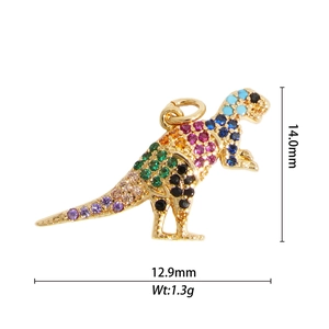 Detalle del colgante de dinosaurio dorado con circonitas de colores de 14,0 mm x 12,9 mm