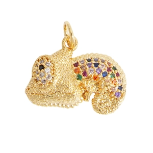 Colgante de camaleón en latón chapado en oro con circonitas de colores y un aro superior