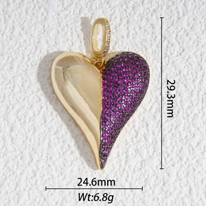 Detalle del colgante de corazón dorado y violeta con medidas de 29,3 mm por 24,6 mm