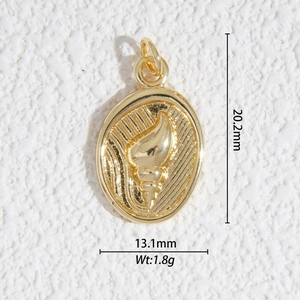 Détail du pendentif ovale doré avec motif coquillage et dimensions du produit