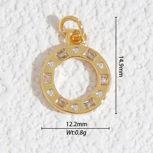 Vue détaillée du pendentif rond doré serti de zircons avec les dimensions précises