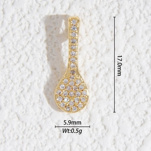 Vue détaillée du pendentif goutte doré avec zircons micro-pavés, taille 17,0 mm x 5,9 mm