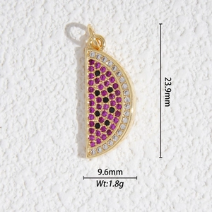 Détail d'un pendentif pastèque avec strass mesurant 23,9 mm de haut par 9,6 mm