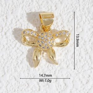 Pendentif nœud doré serti de zircons mesurant 14,7 mm par 13,9 mm pour création bijoux