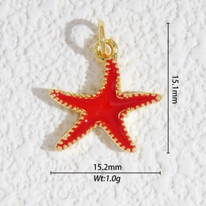 Vue détaillée du pendentif étoile de mer en émail rouge avec bords dorés et dimensions