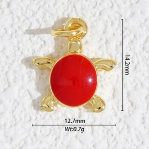 Vue détaillée de la taille d'un pendentif tortue doré avec émail rouge, 14,2 mm sur 12,7 mm