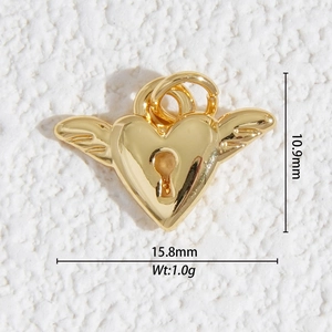 Vue macro du pendentif cœur ailé doré de 10,9mm x 15,8mm avec détail de serrure