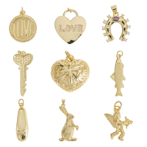 Grille détaillée de neuf pendentifs dorés avec motifs de cœur, clés et cristaux étincelants