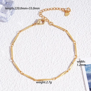 Détail du bracelet chaîne à maillons dorés avec breloque cœur et fermoir mousqueton
