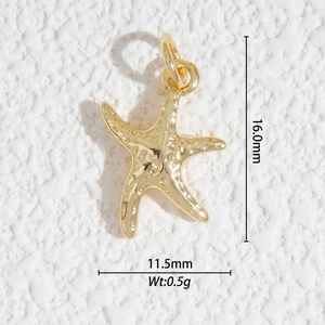 Vue détaillée d'un pendentif étoile de mer dorée avec dimensions 16,0 mm de hauteur