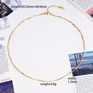 Vue détaillée d'un collier avec pendentif coeur doré avec dimensions et spécifications