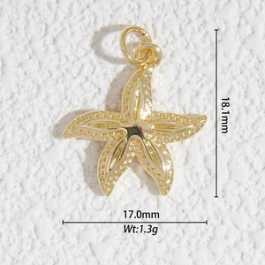 Détail macro d'un pendentif étoile de mer doré avec dimensions de 18,1 mm par 17,0 mm