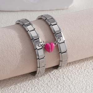 Détail de bracelets modulaires italiens avec pendentif cœur rose en acier inoxydable
