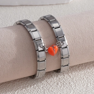 Gros plan de bracelets modulables en acier avec cœurs aimantés en émail rouge