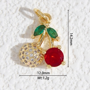Macro d'un pendentif cerise avec pierres rouges et dimensions de 14,2mm par 12,0mm