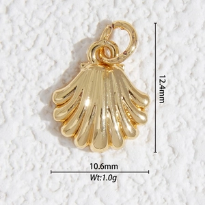 Vue macro du pendentif en alliage en forme de coquille, 12,4x10,6 mm, avec placage d'or