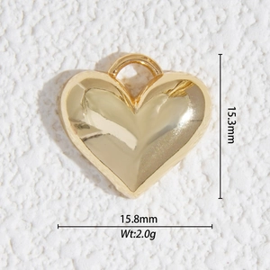 Détail d'un pendentif coeur doré de 15,3 mm avec finition miroir lisse et anneau