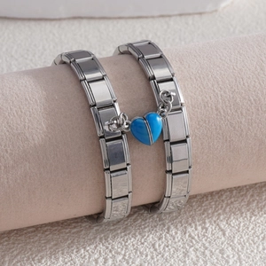 Détail du bracelet italien en acier inoxydable avec un pendentif cœur en émail bleu