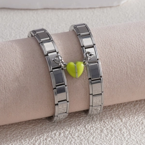Détail du pendentif cœur magnétique vert citron sur bracelets modulaires en acier argenté