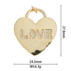 Pendentif cœur doré poli avec gravure LOVE en zircons sur fond blanc