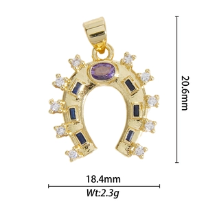 Pendentif fer à cheval doré avec cœur violet et pierres précieuses colorées