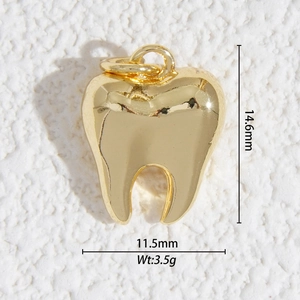 Vue détaillée d'un pendentif dent plaqué or avec dimensions 14,6mm par 11,5mm