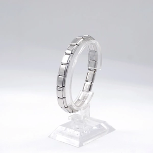 Bracelet extensible modulaire en acier inoxydable argenté sur support en acrylique