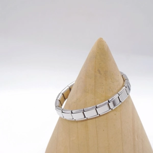 Bracelet italien à charms modulable en acier inoxydable sur un support en bois en cône