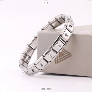 Détail d'un bracelet modulaire en acier inoxydable avec des clous punk argentés