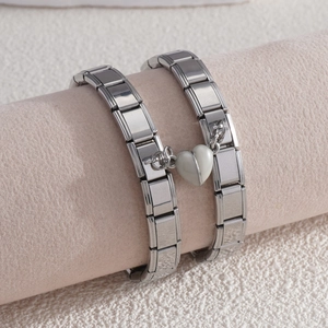 Détail d'un bracelet à maillons en acier inoxydable de style italien avec pendentif cœur aimanté