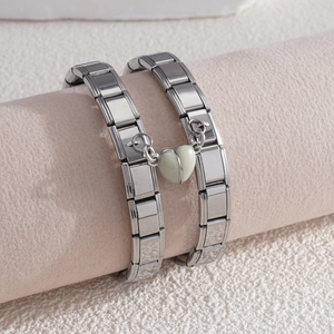 Vue macro d'un bracelet modulaire italien en acier inoxydable avec pendentif magnétique
