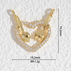 Détail du pendentif cœur doré avec motif cuillère et fourchette et cristaux, taille 19,2mm