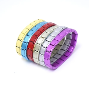 Polierte modulare italienische Charm-Armbänder in verschiedenen Metallic-Farben aus Edelstahl