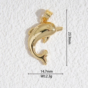Détail d'un pendentif dauphin doré poli avec dimensions de 23,9 mm sur 14,7 mm