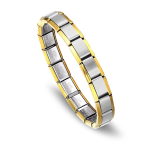 Détail macro du bracelet à maillons extensibles en acier inoxydable bicolore poli