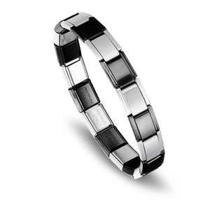 Détail du bracelet modulaire extensible en acier inoxydable avec maillons noirs et blancs