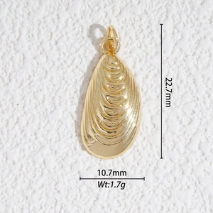 Vue détaillée du pendentif coquillage doré montrant les dimensions et la texture
